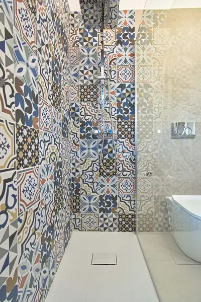 Douche habillée de carreaux de majolique de Sassuolo à motifs méditerranéens