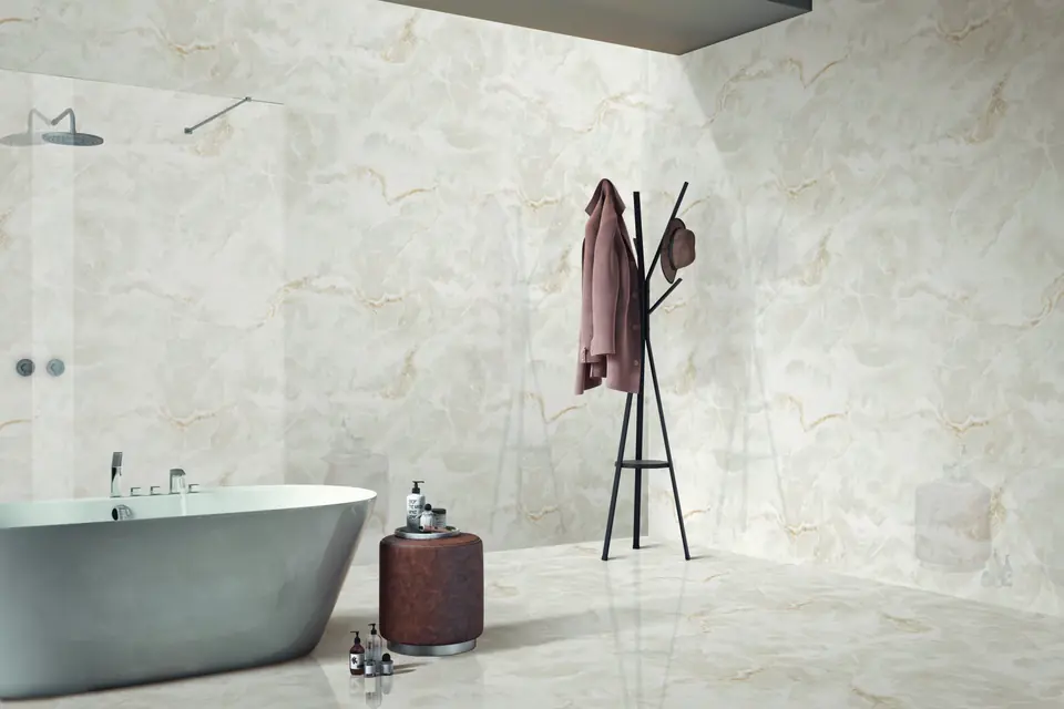 Salle de bain habillée de carreaux de Sassuolo en grès cérame poli effet onyx ivoire