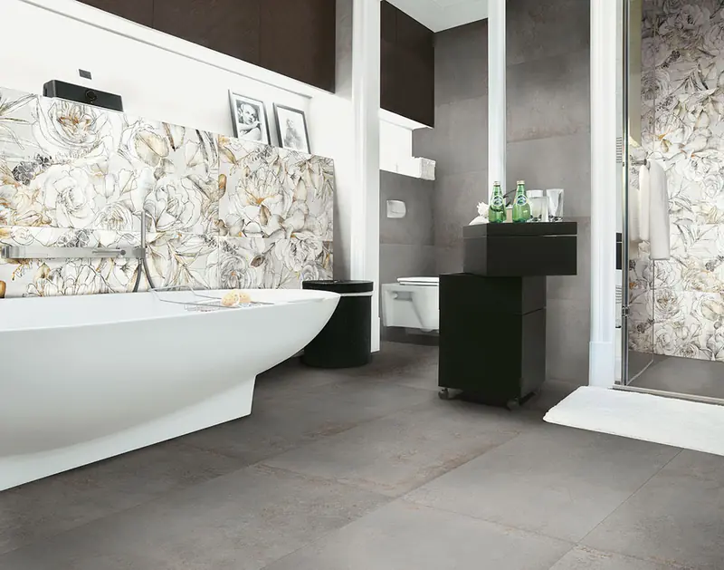 Salle de bain moderne avec mur décoratif floral en carreaux de Sassuolo