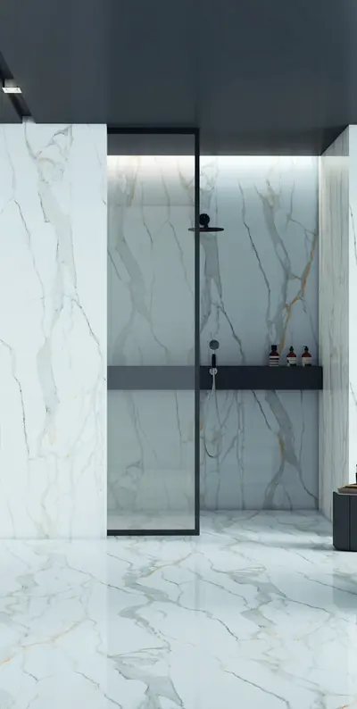 Salle de bain habillée de grandes dalles de Sassuolo effet marbre blanc